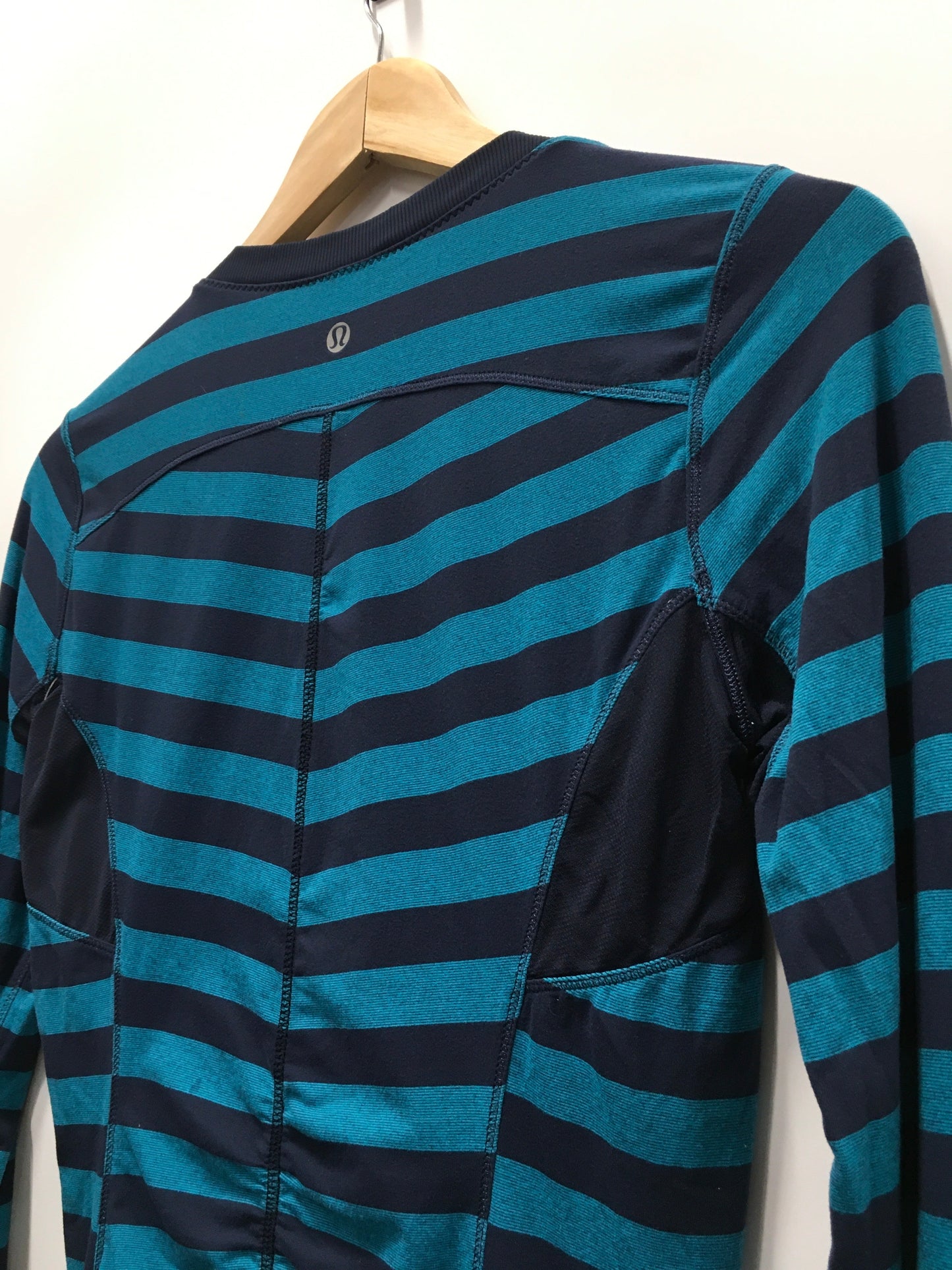 Athletic Top Long Sleeve Crewneck By Lululemon In Striped Pattern, Size: 4