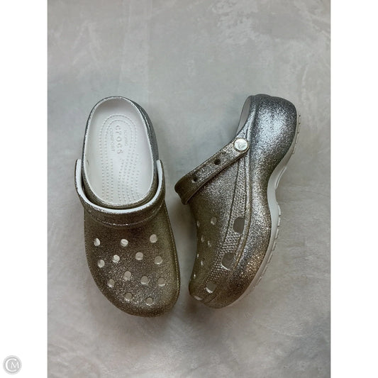 Shoes Heels Platform By Crocs In Gold & Silver, Size: 9