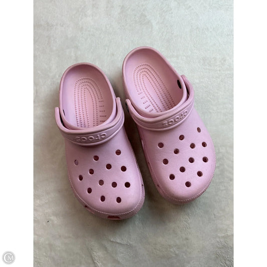 Sandals Flats By Crocs In Pink, Size: 9