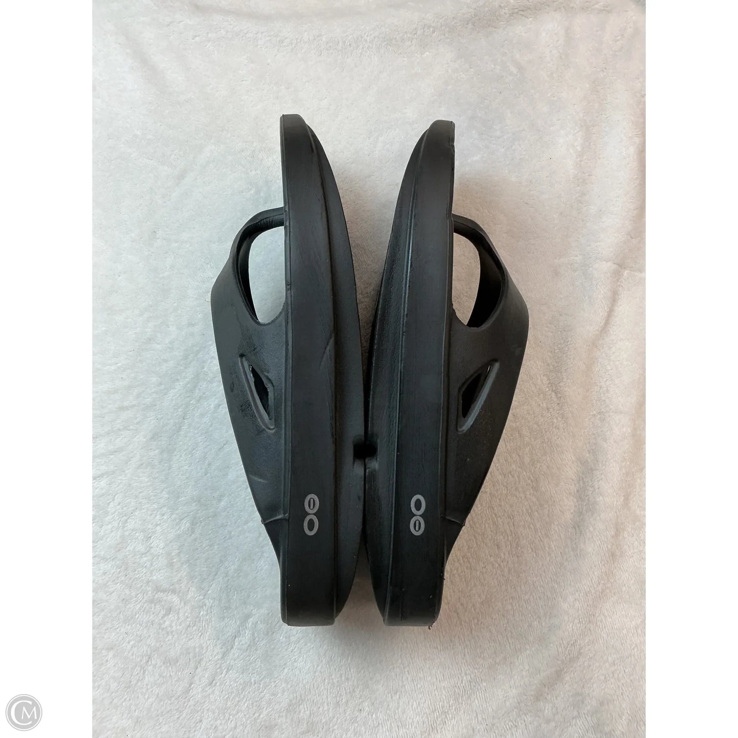 Sandals Flats By Oofos In Black, Size: 8