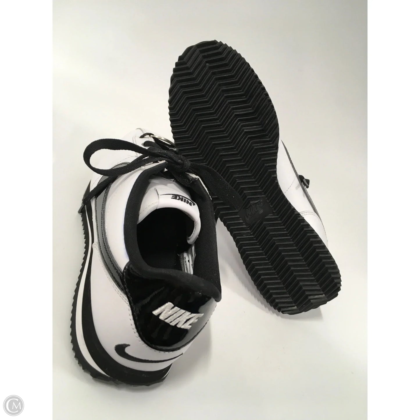 Shoes Sneakers By Nike In Black & White, Size: 9