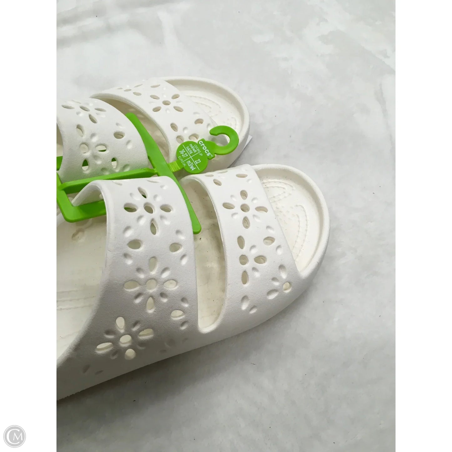 Sandals Flats By Crocs In White, Size: 6