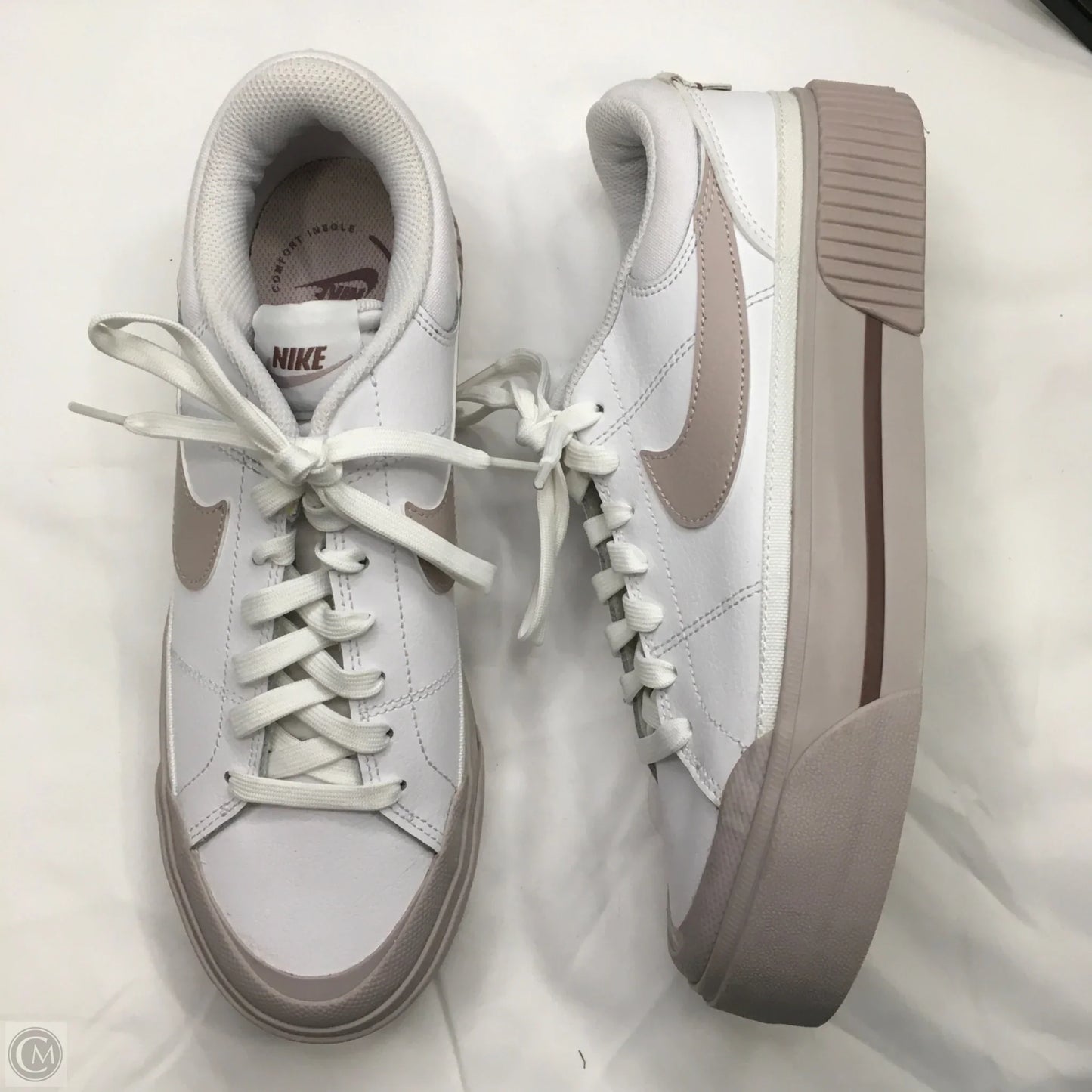 Shoes Sneakers By Nike In White, Size: 9
