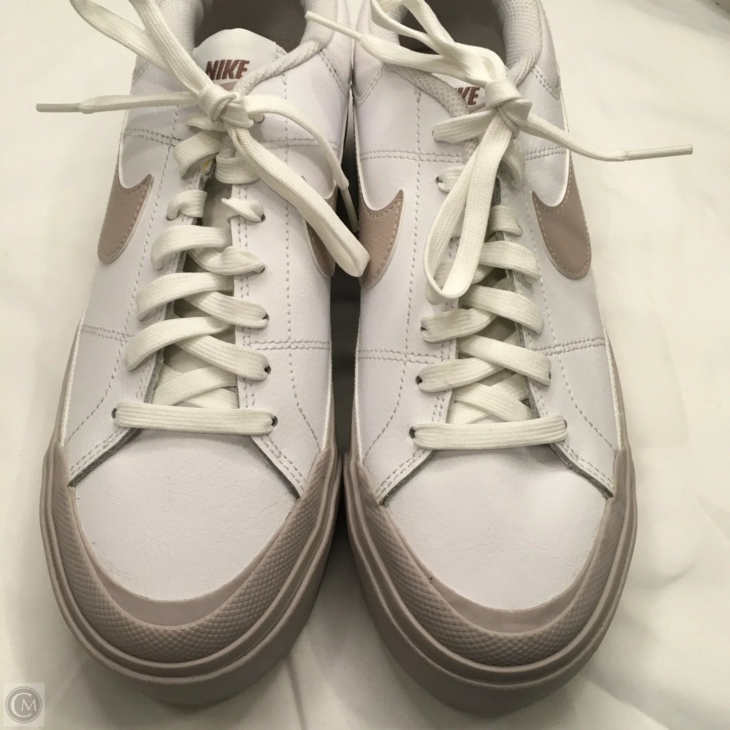 Shoes Sneakers By Nike In White, Size: 9