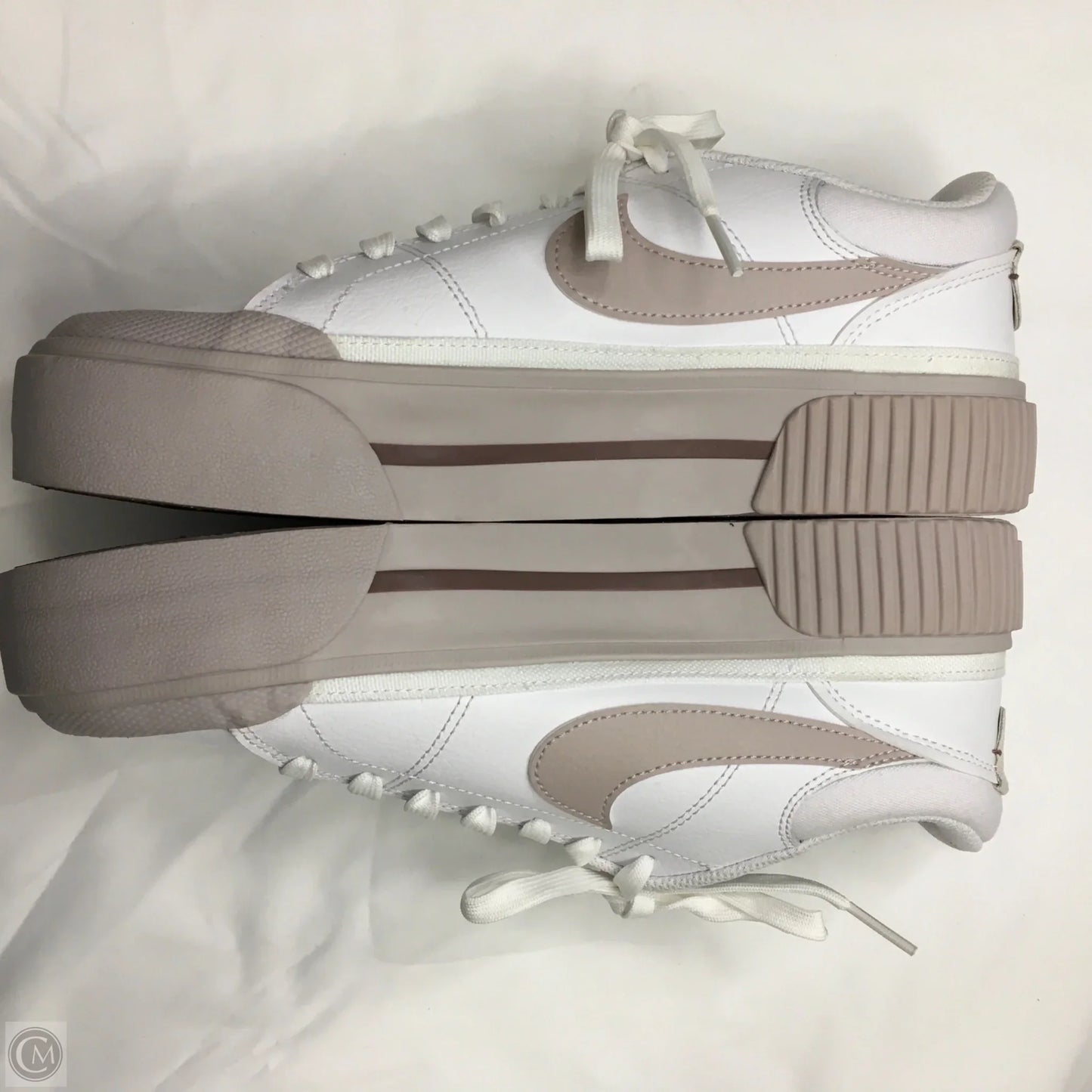 Shoes Sneakers By Nike In White, Size: 9