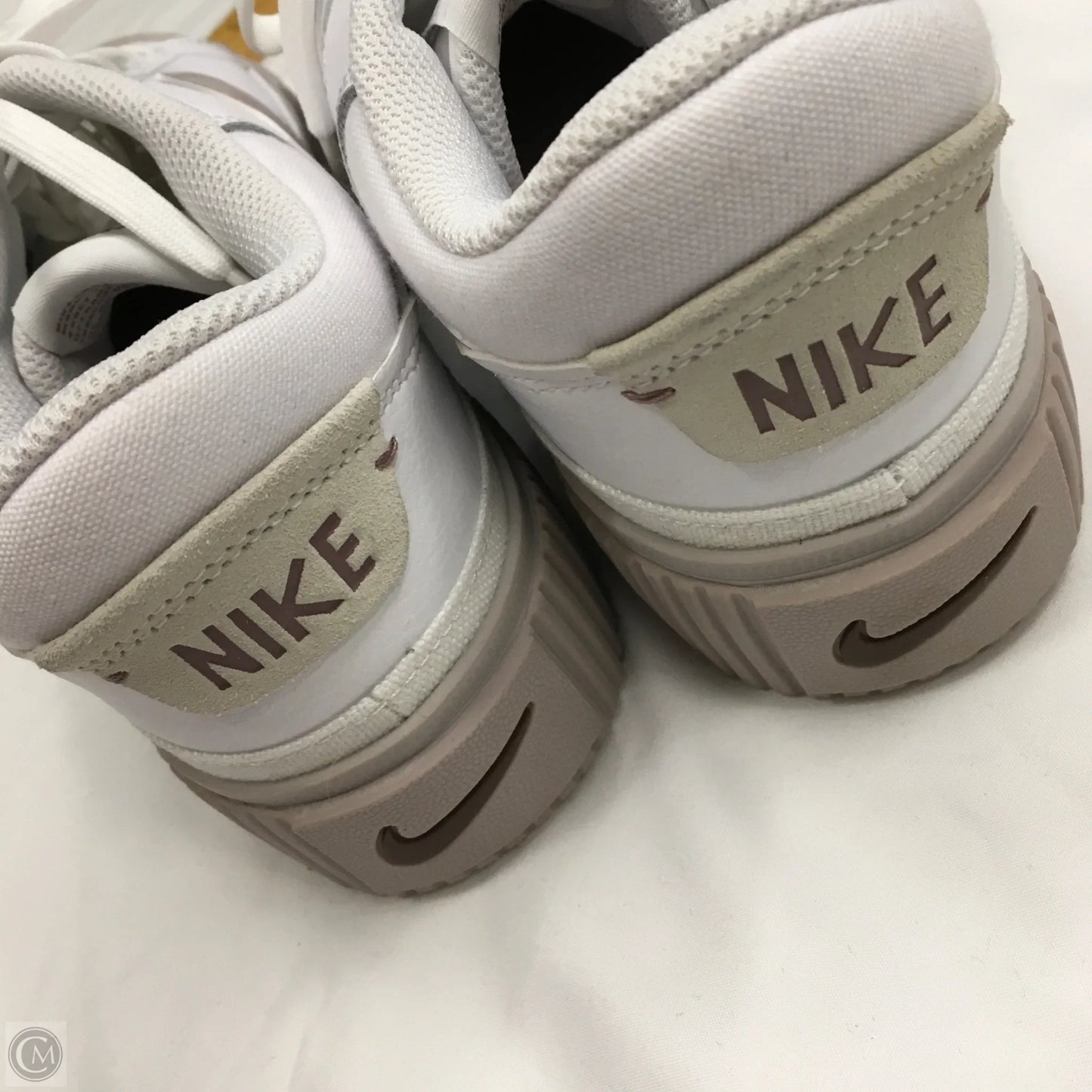 Shoes Sneakers By Nike In White, Size: 9