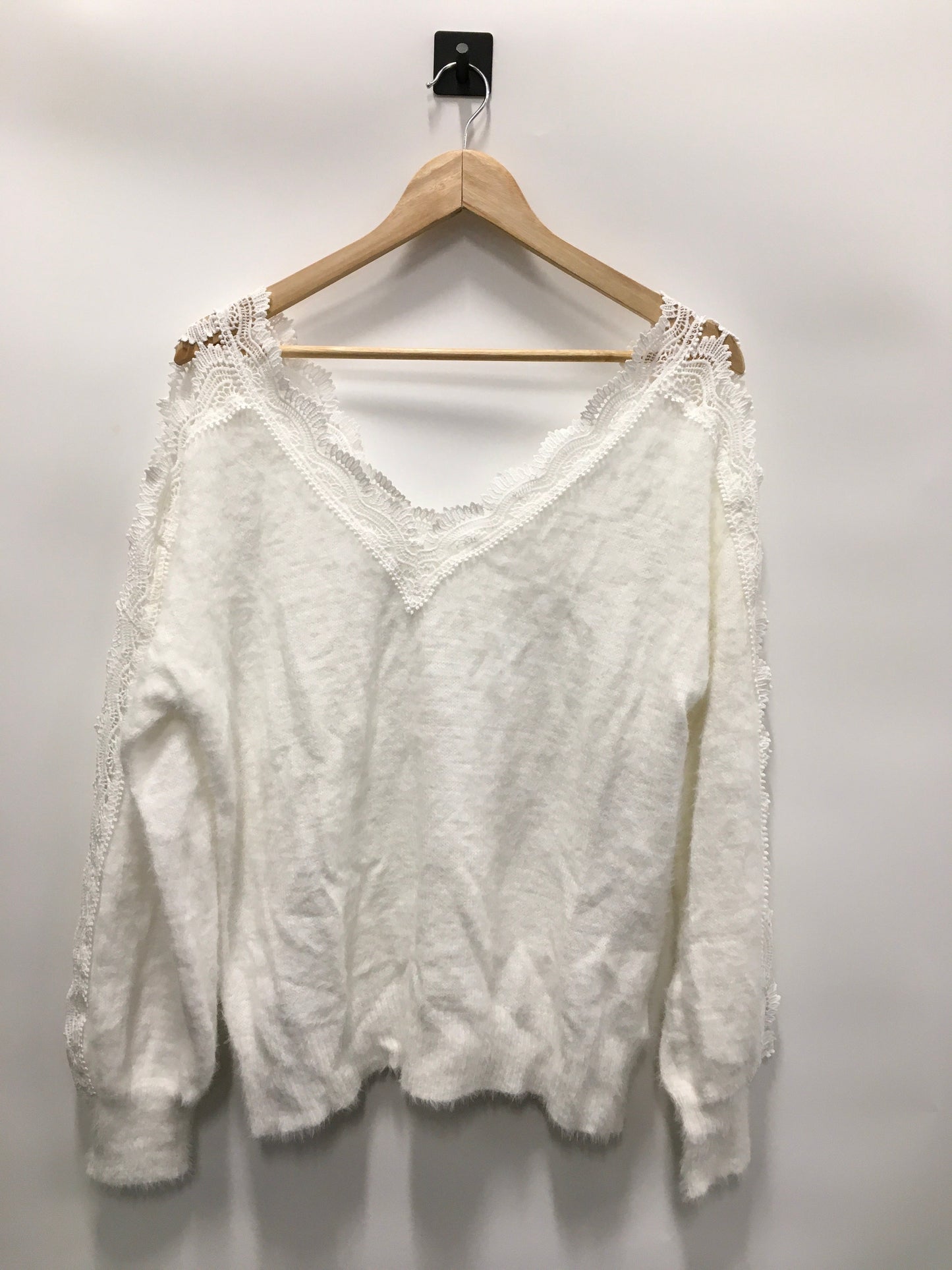 White Sweater Clothes Mentor, Size M
