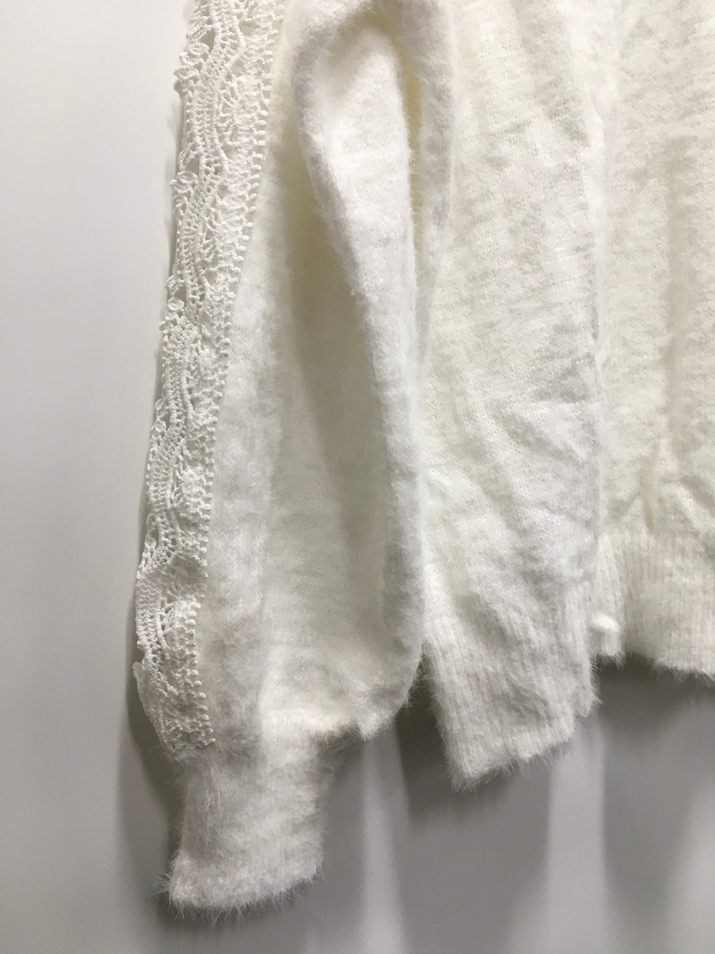White Sweater Clothes Mentor, Size M