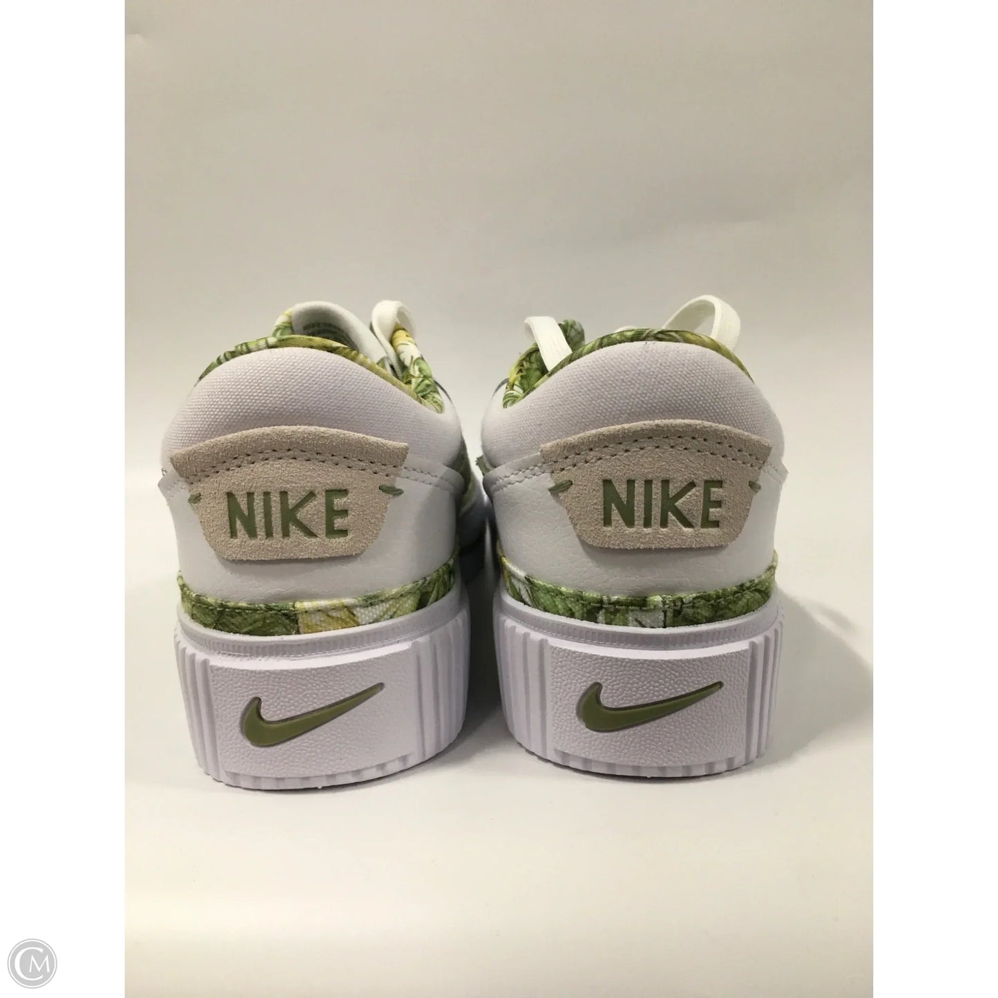 Shoes Sneakers By Nike In Green & White, Size: 9