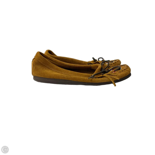 Shoes Flats By Minnetonka In Brown, Size: 9.5