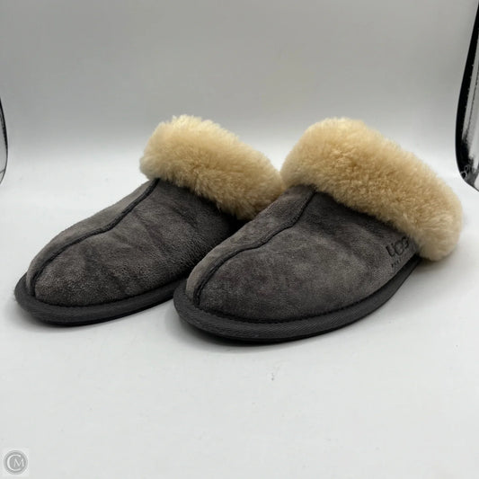 Shoes Designer By Ugg In Grey, Size: 8