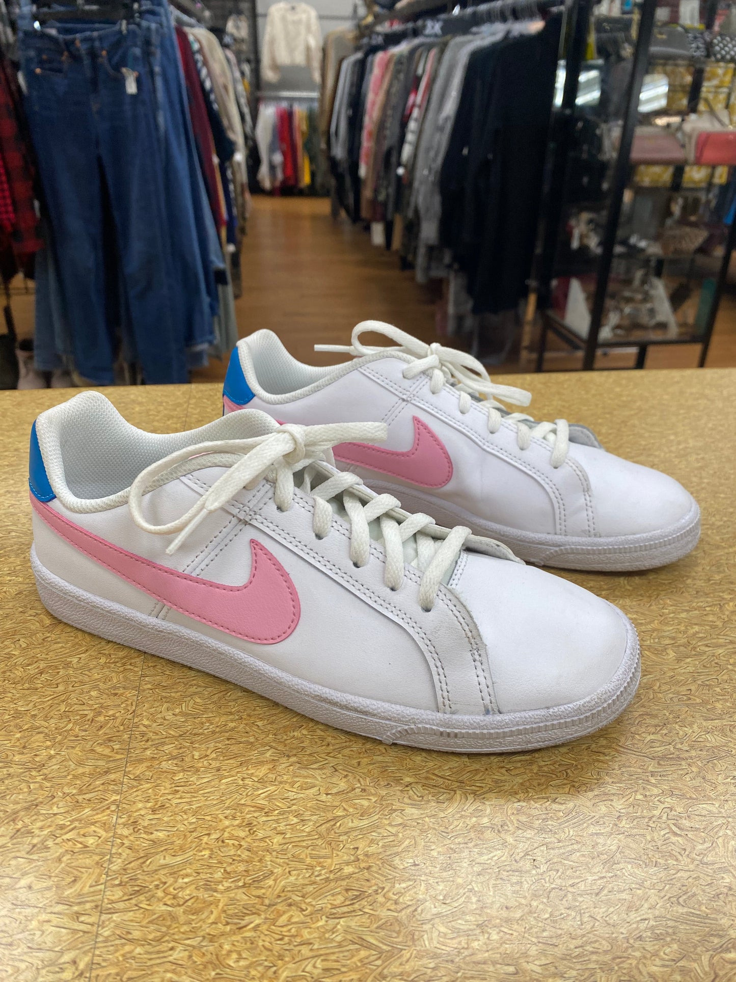 Shoes Athletic By Nike In White, Size: 7