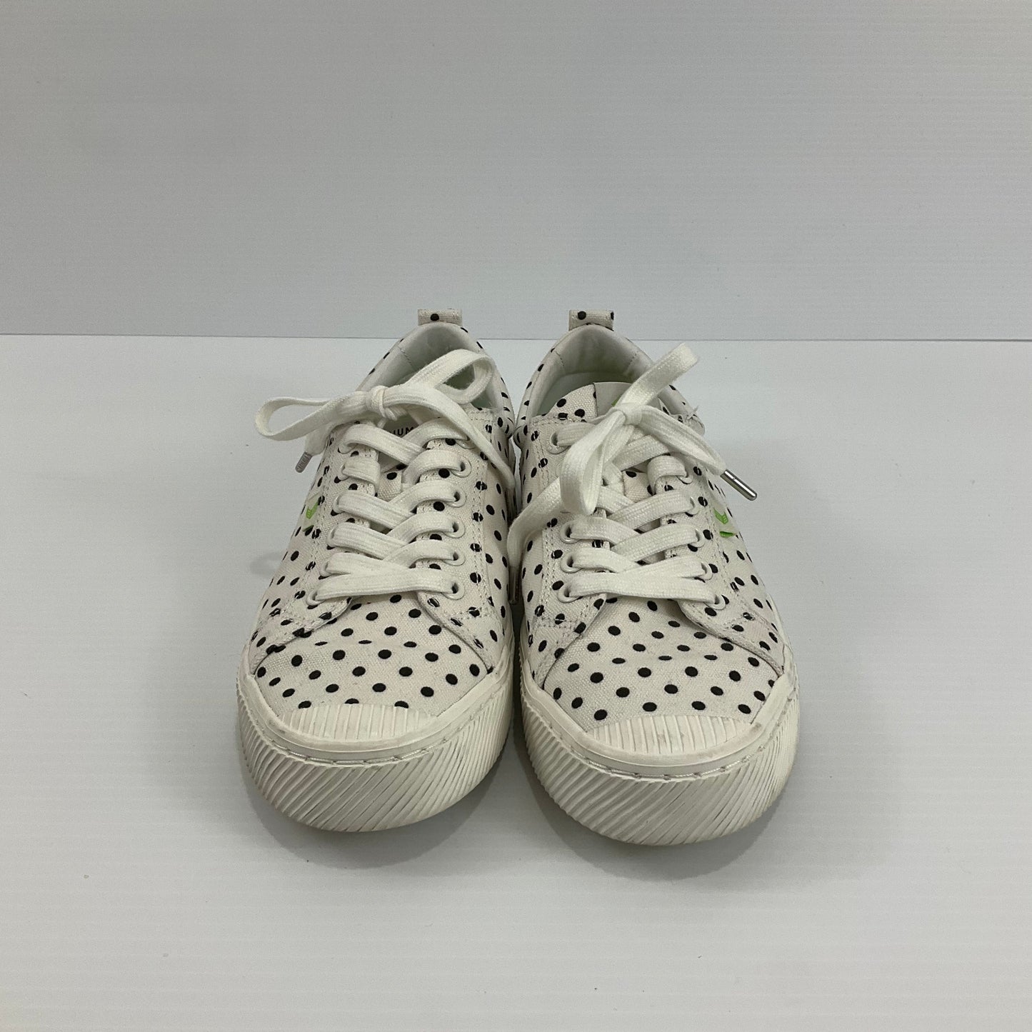 Shoes Sneakers By Cmc  Size: 9.5