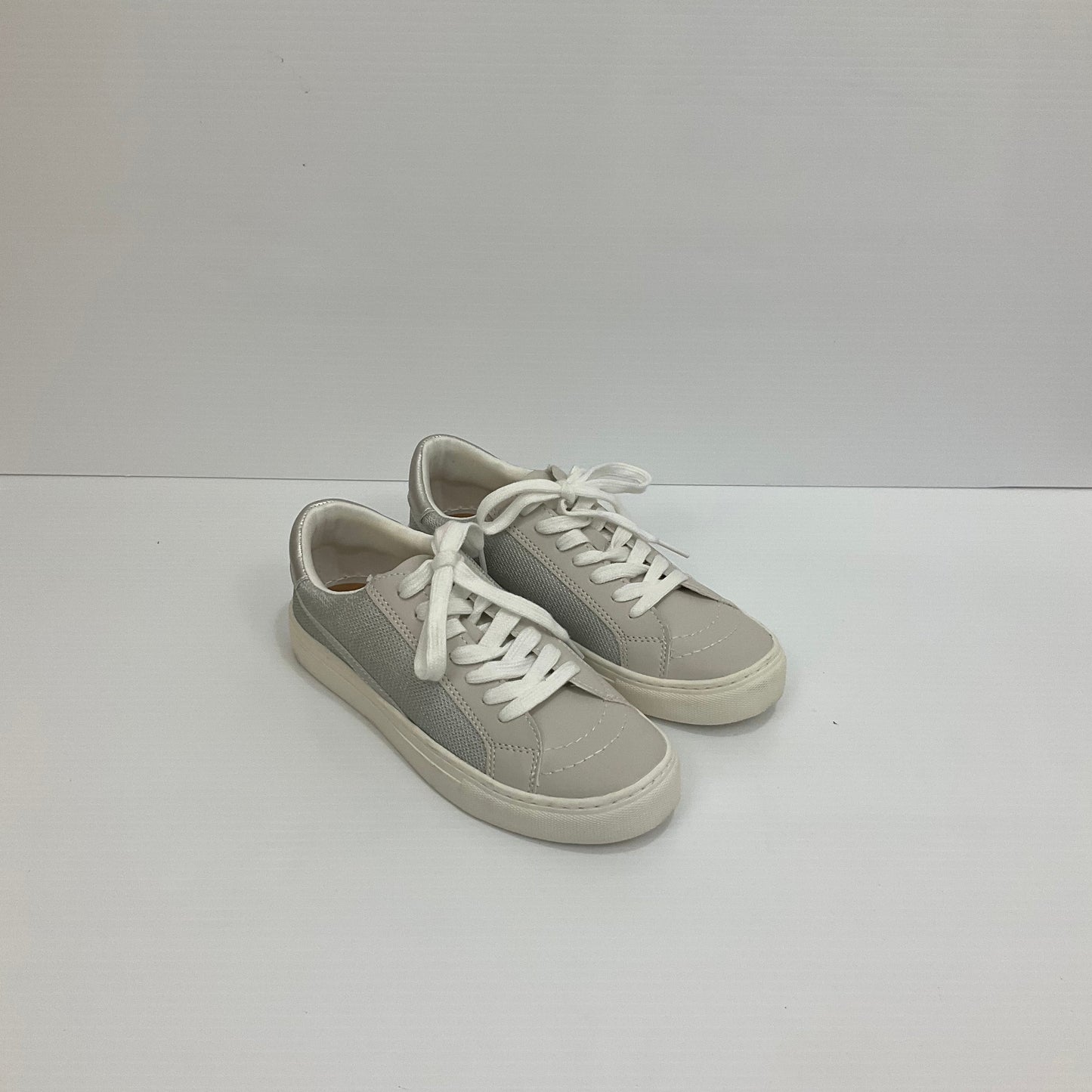 Shoes Sneakers By Universal Thread  Size: 6.5