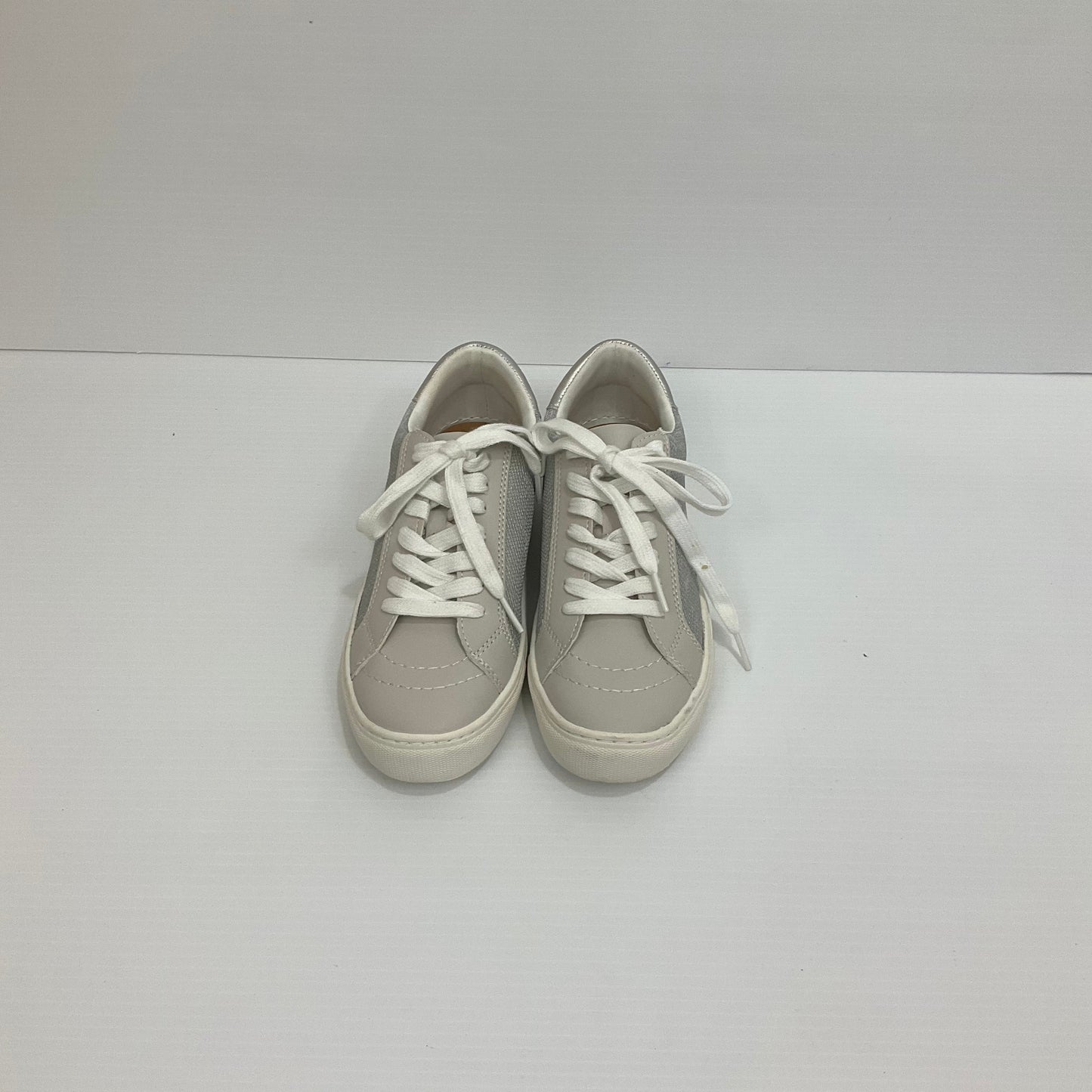 Shoes Sneakers By Universal Thread  Size: 6.5