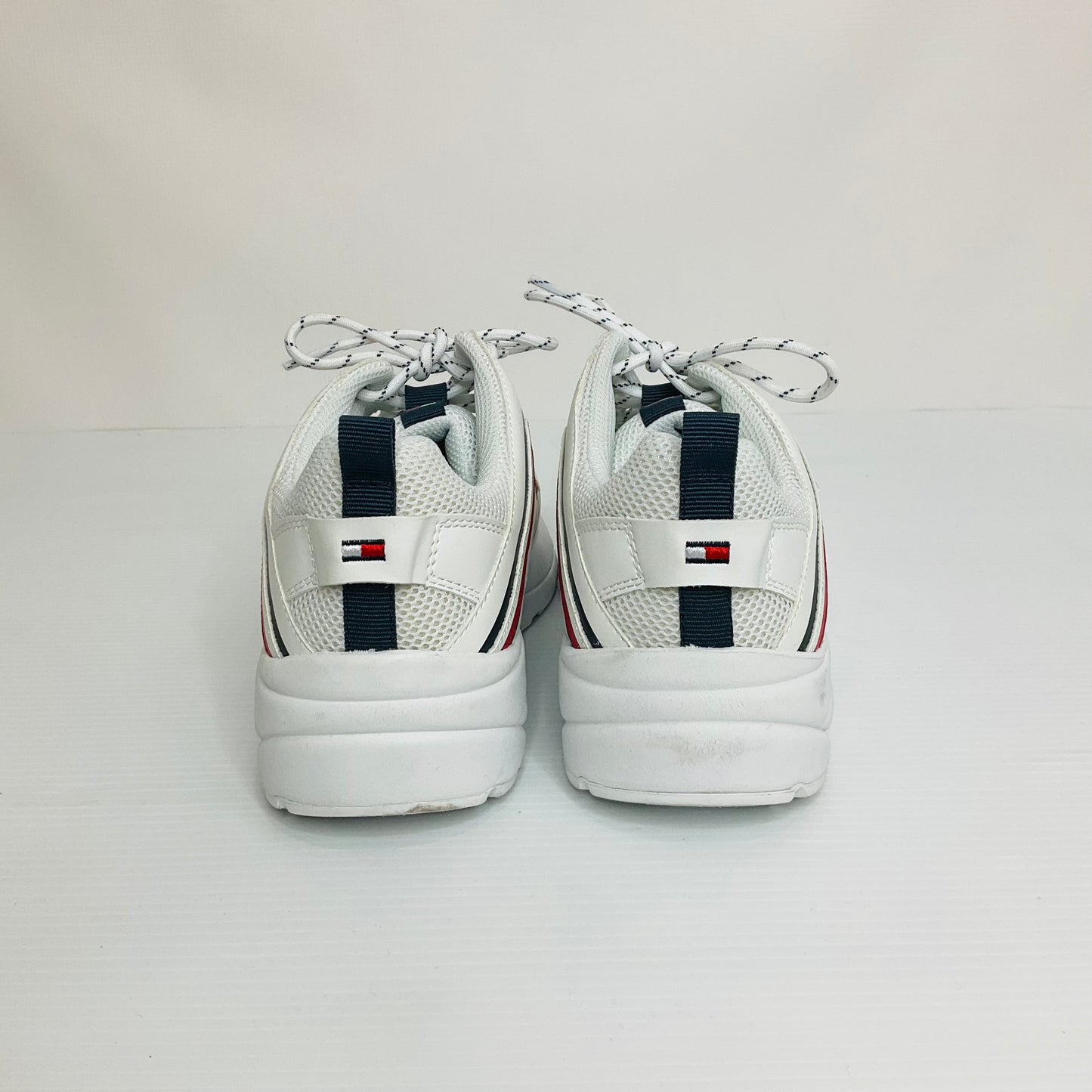 Shoes Sneakers By Tommy Hilfiger In White, Size: 10