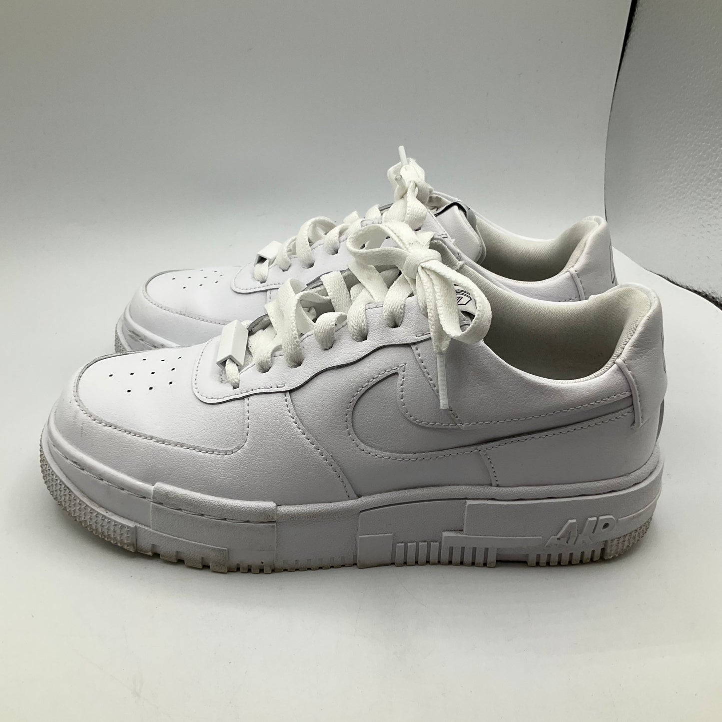 Shoes Athletic By Nike In White, Size: 7