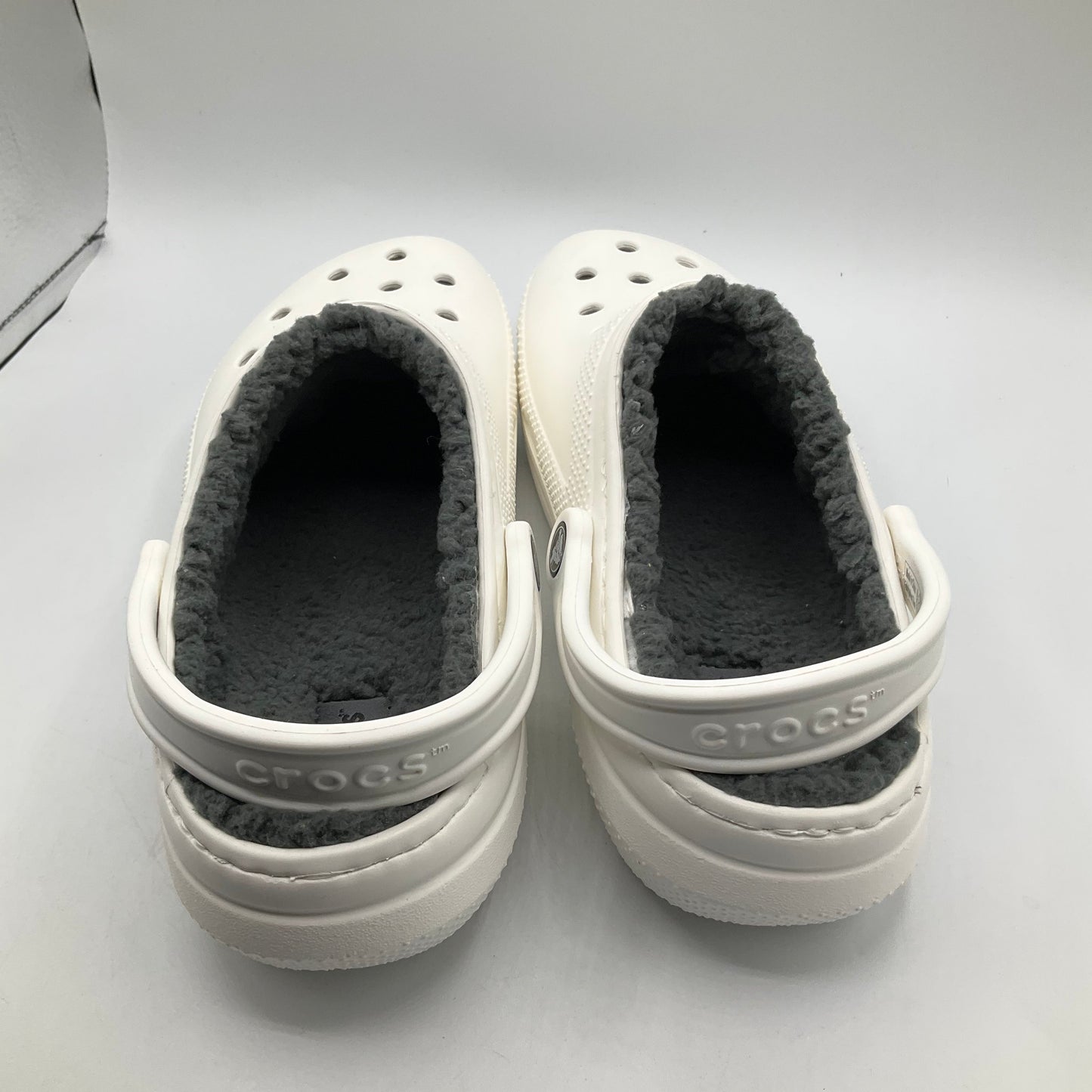 Shoes Flats By Crocs In White, Size: 11