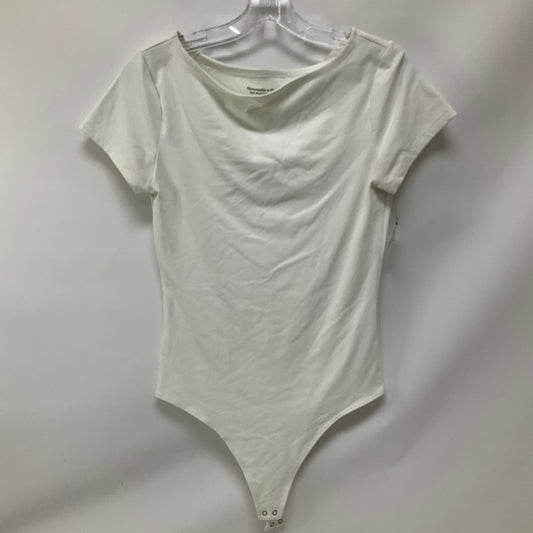 Top Short Sleeve By Abercrombie And Fitch In White, Size: M