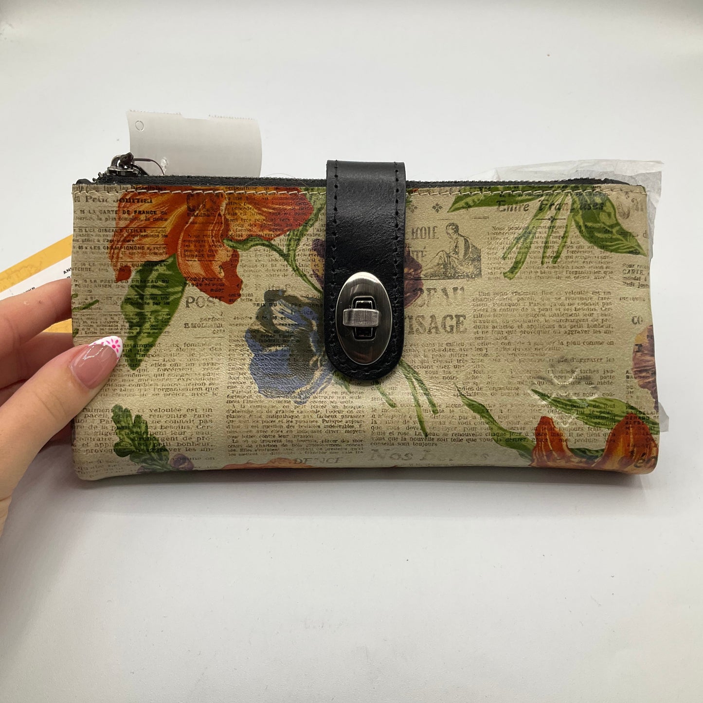 Wallet Designer Patricia Nash, Size Medium