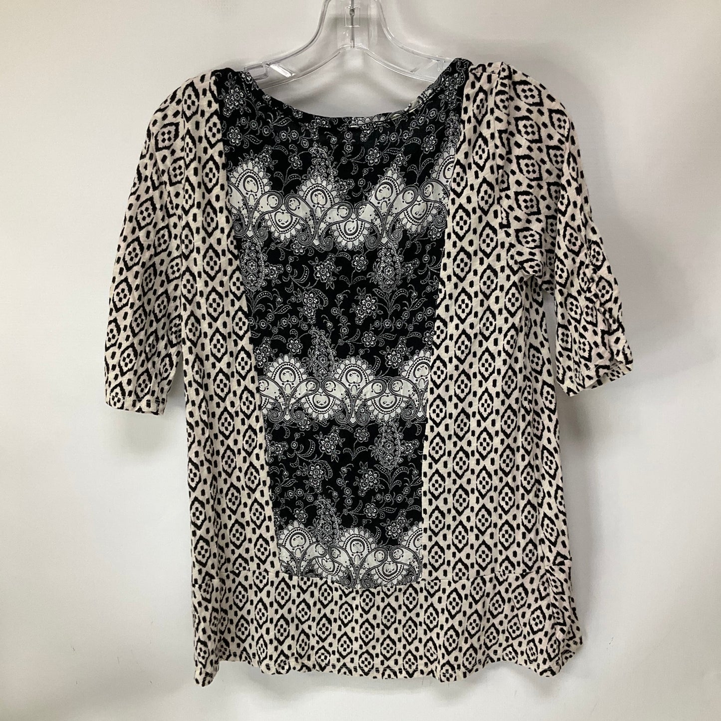 Top Short Sleeve By Akemi And Kin In Black & Cream, Size: S