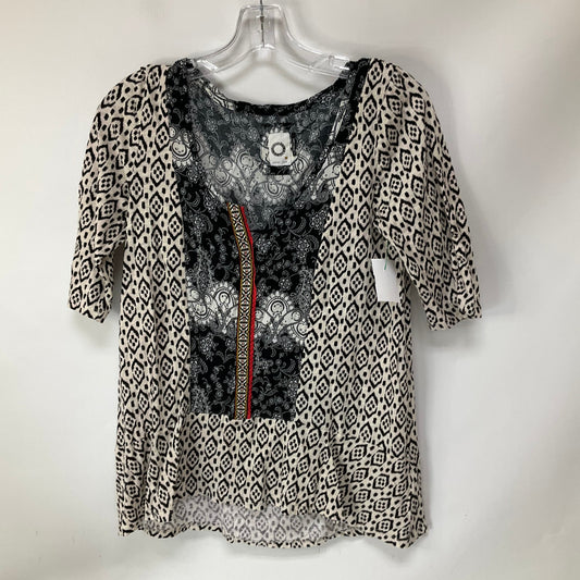 Top Short Sleeve By Akemi And Kin In Black & Cream, Size: S