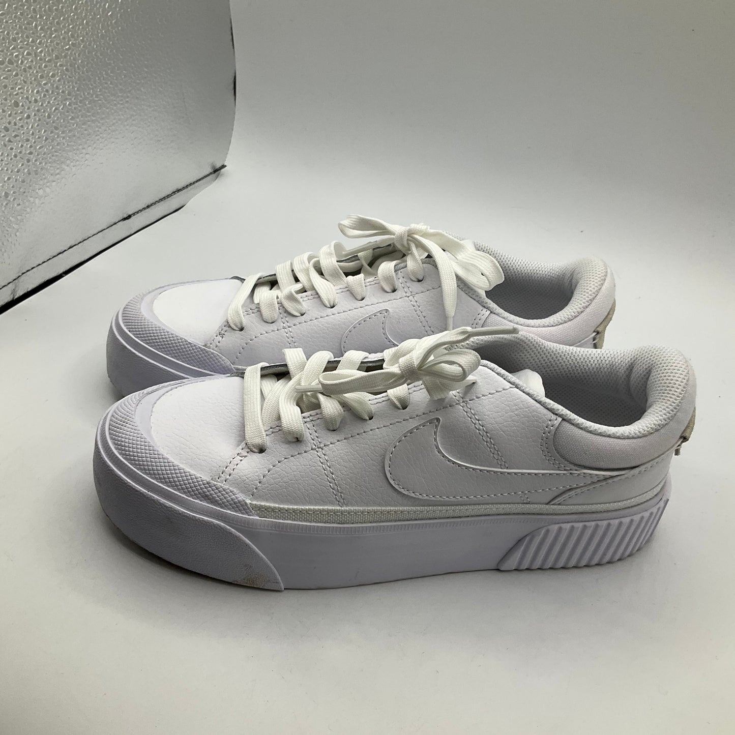 Shoes Sneakers By Nike In White, Size: 6