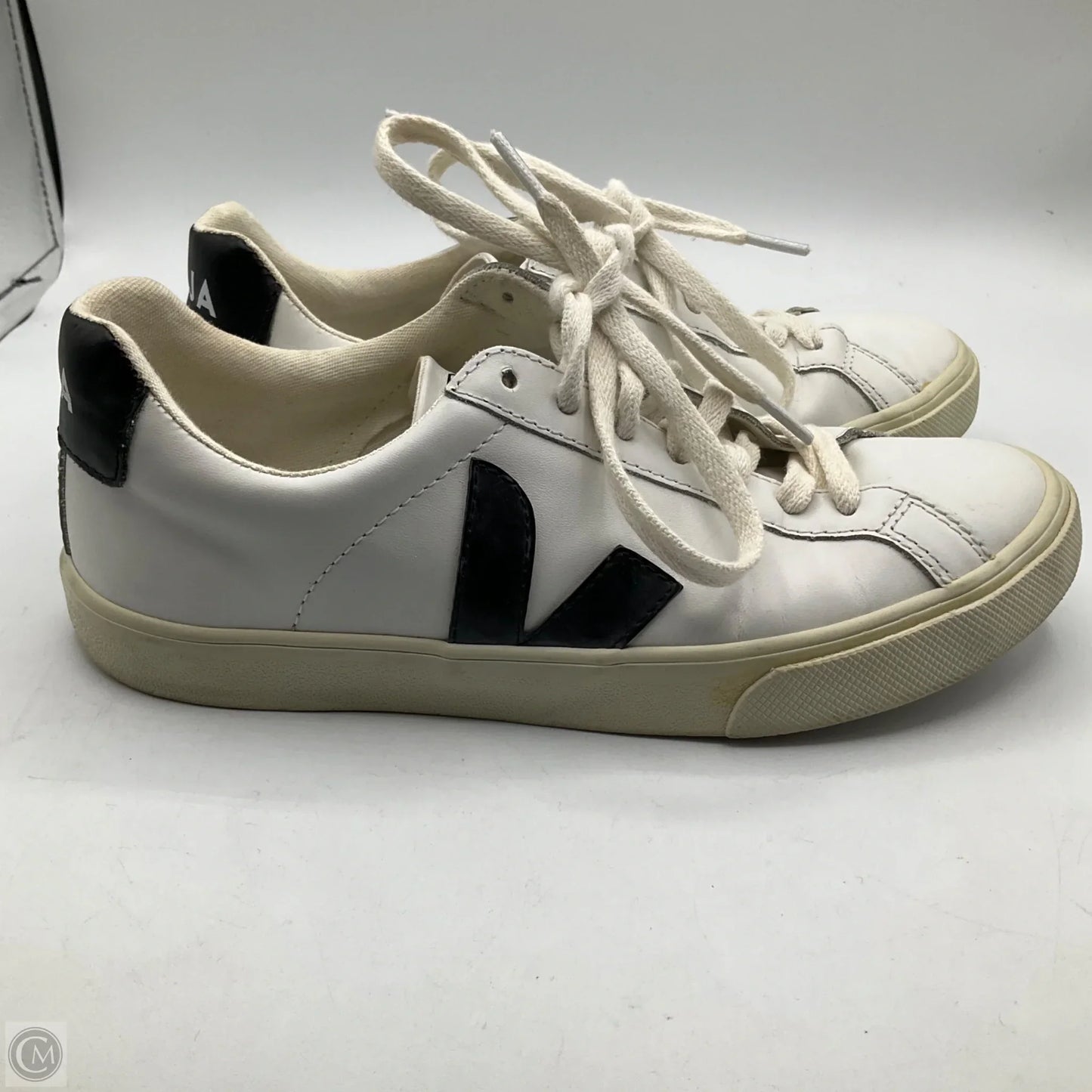 Shoes Sneakers By Veja In White, Size: 6