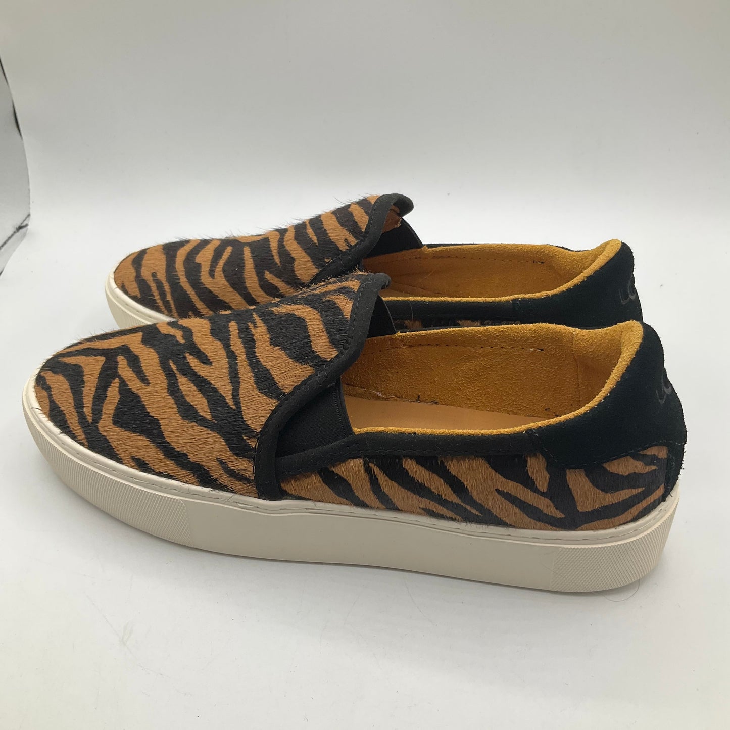 Shoes Flats By Ugg In Animal Print, Size: 9