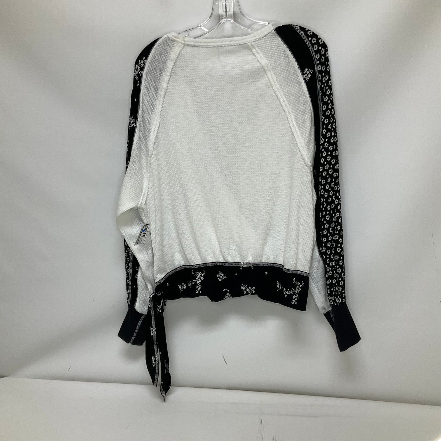 Top Long Sleeve By Free People In Black & White, Size: M