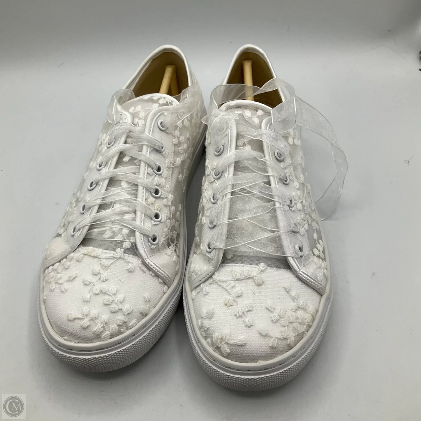 Shoes Sneakers By Clothes Mentor In White, Size: 10