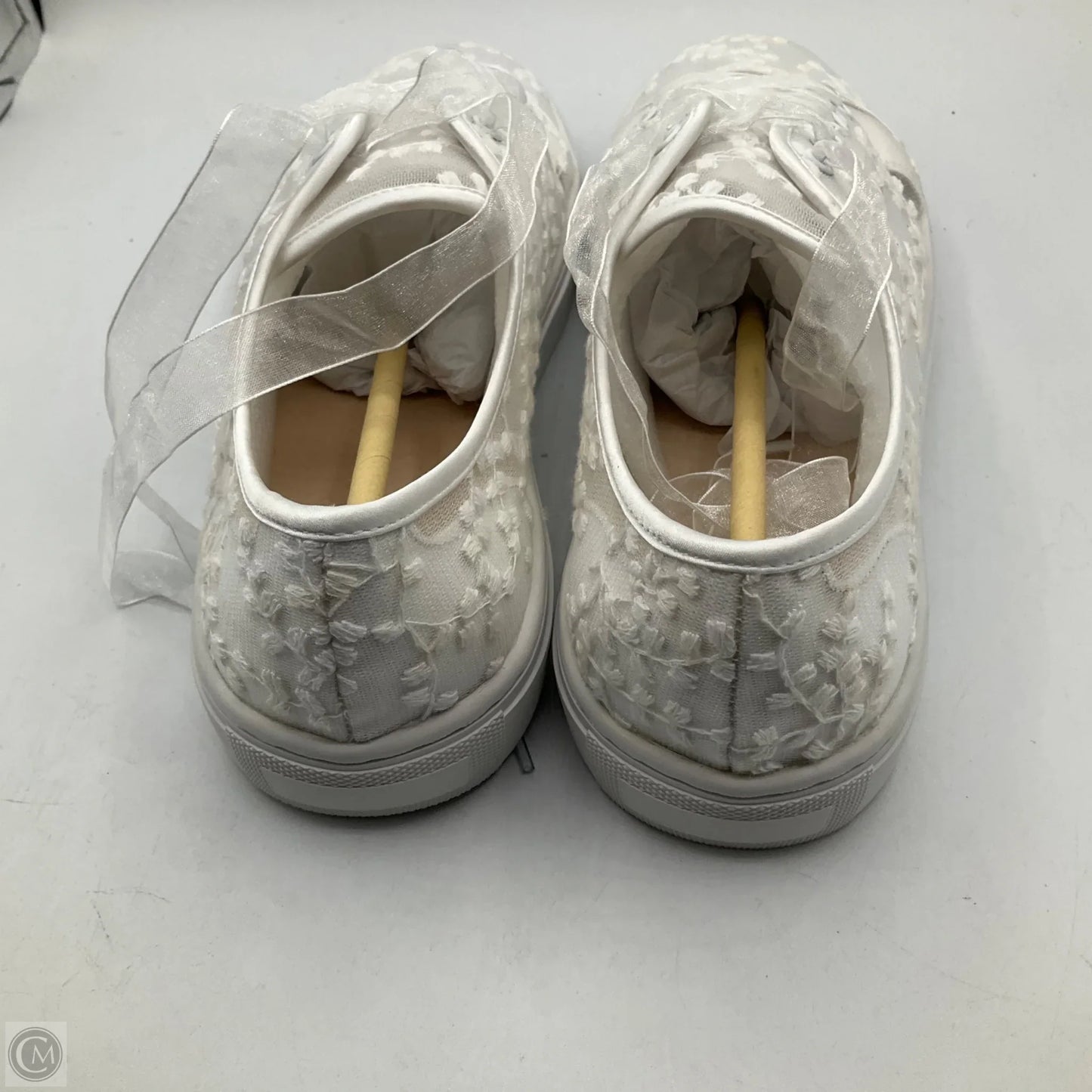 Shoes Sneakers By Clothes Mentor In White, Size: 10