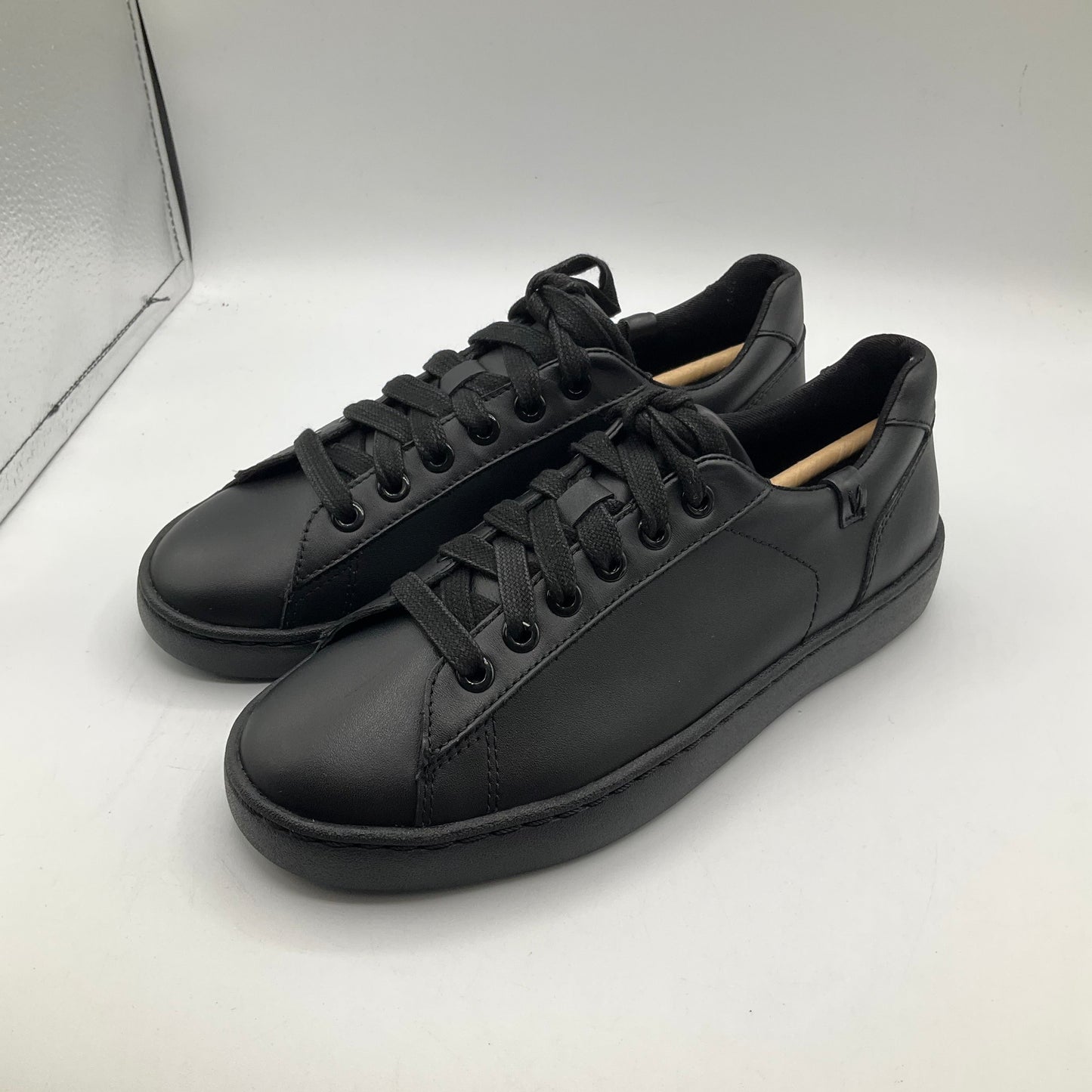 Black Shoes Sneakers Vionic, Size 6