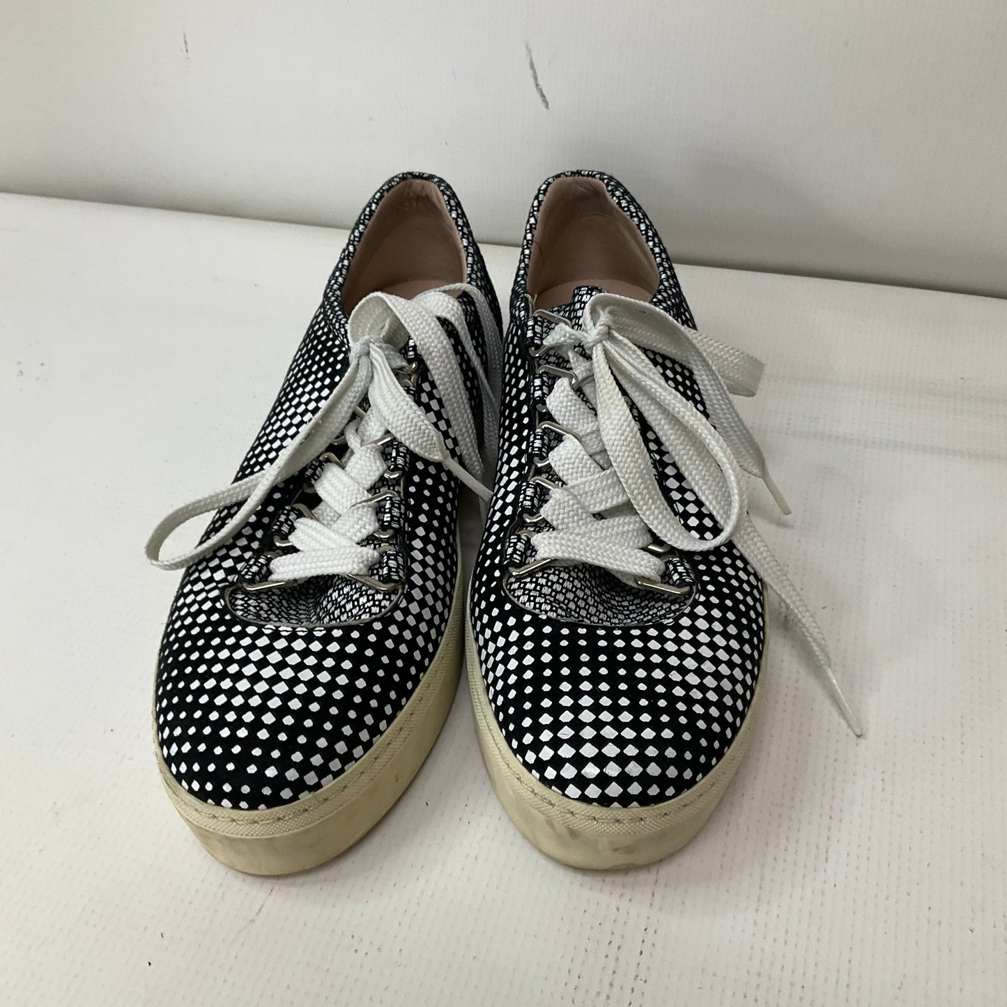 Shoes Sneakers By Stuart Weitzman In Black & White, Size: 8