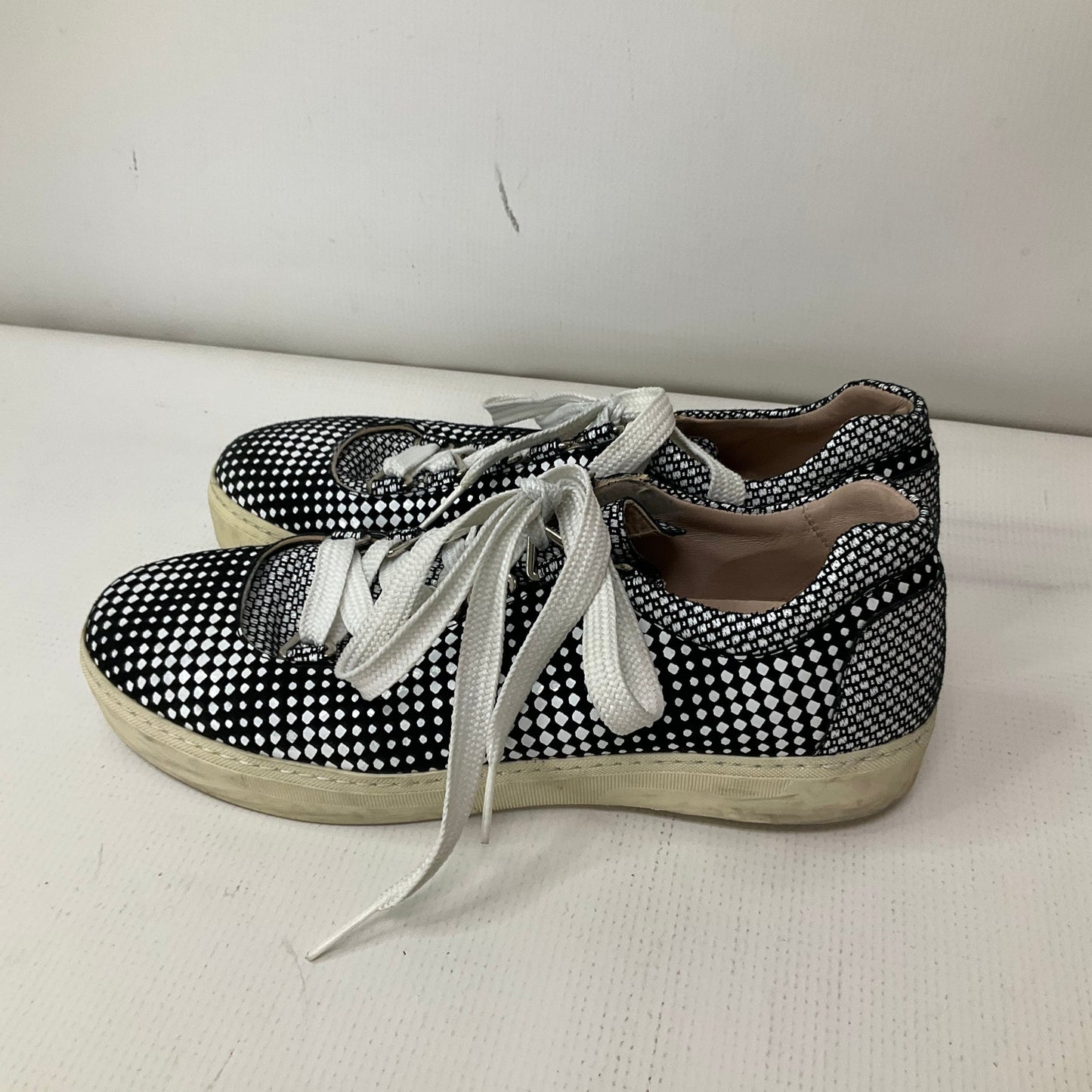 Shoes Sneakers By Stuart Weitzman In Black & White, Size: 8