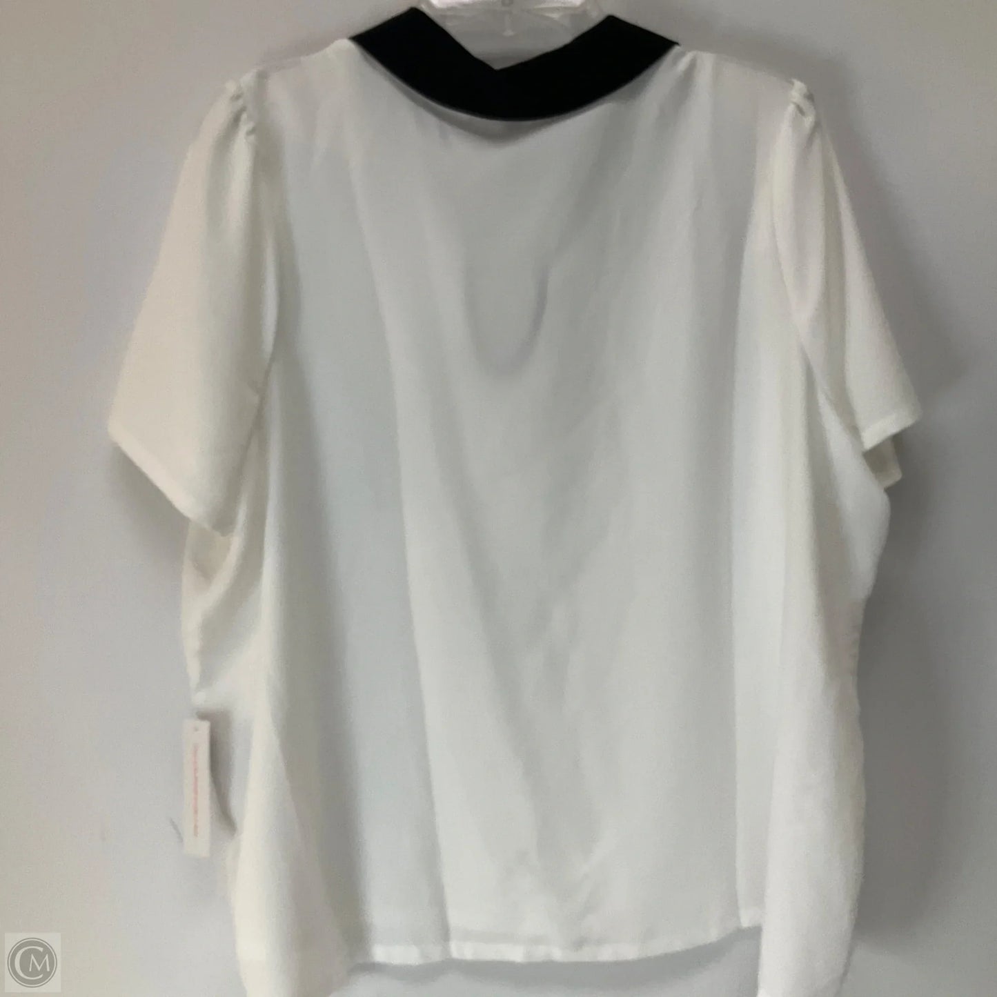 Top Short Sleeve By Modadoc In White, Size: 1x