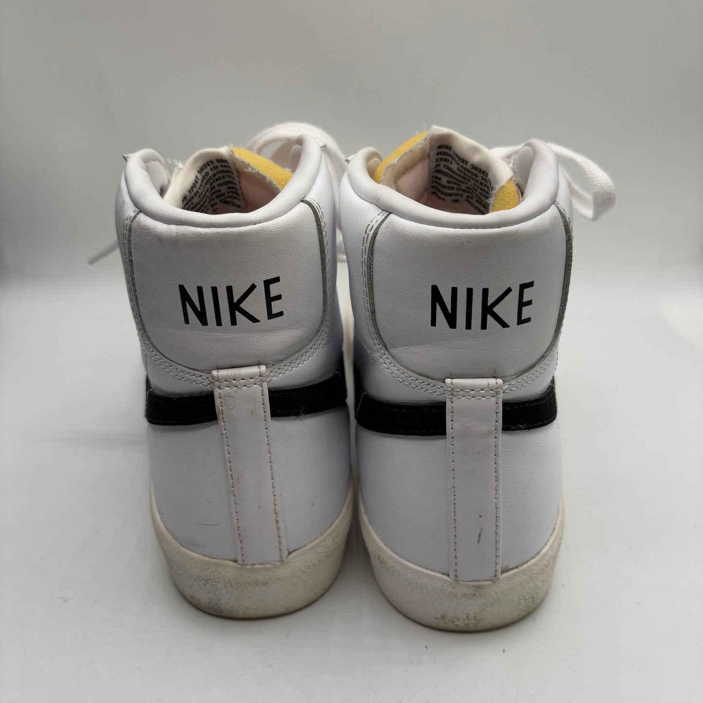 Shoes Sneakers By Nike In White, Size: 9.5