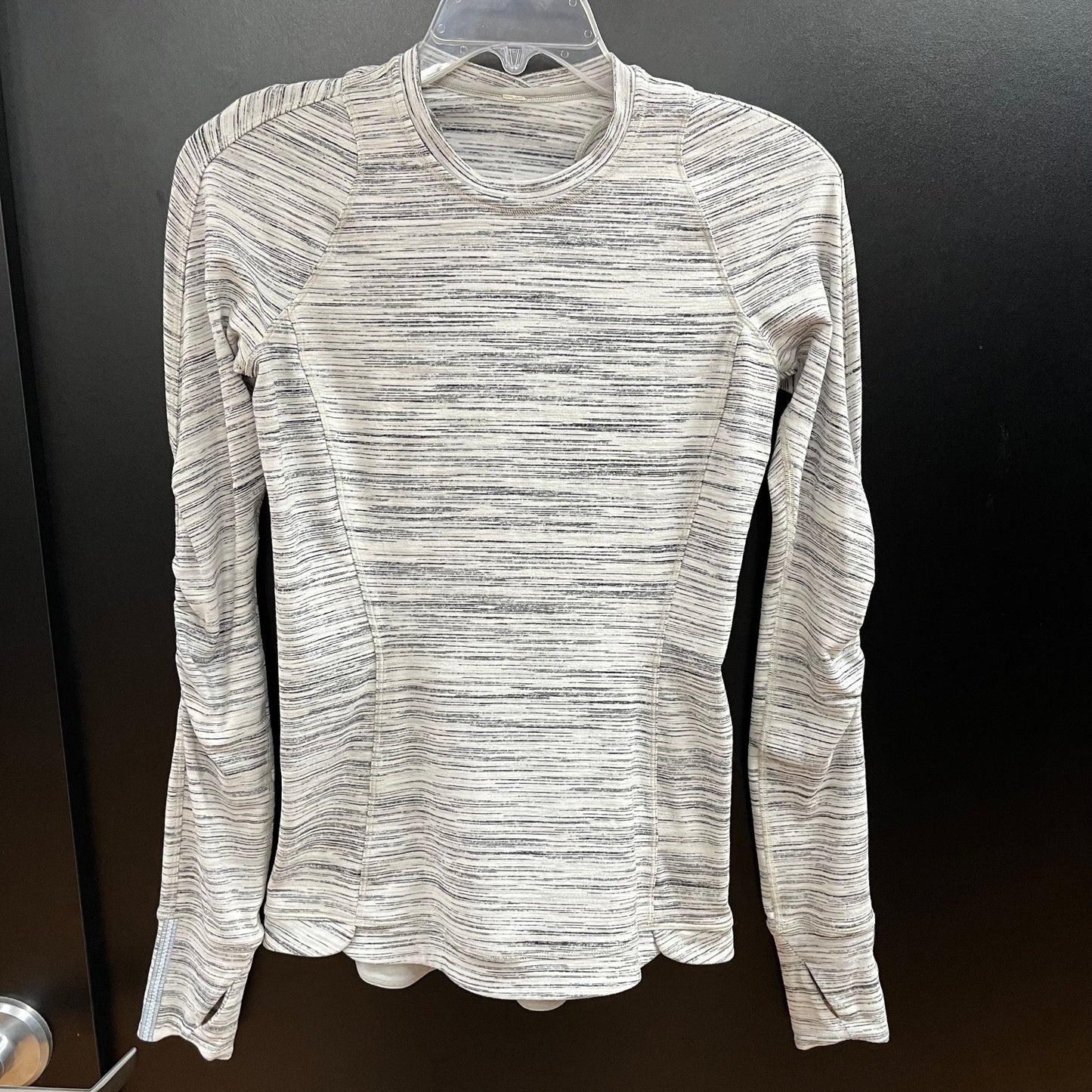 Athletic Top Long Sleeve Crewneck By Lululemon In Grey, Size: 4