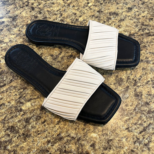 Black & Cream Sandals Flats Antonio Melani, Size 8
