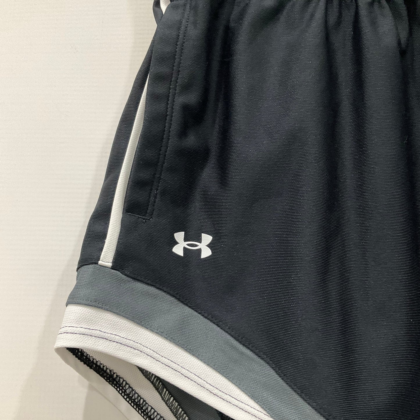 Black Athletic Shorts Under Armour, Size L