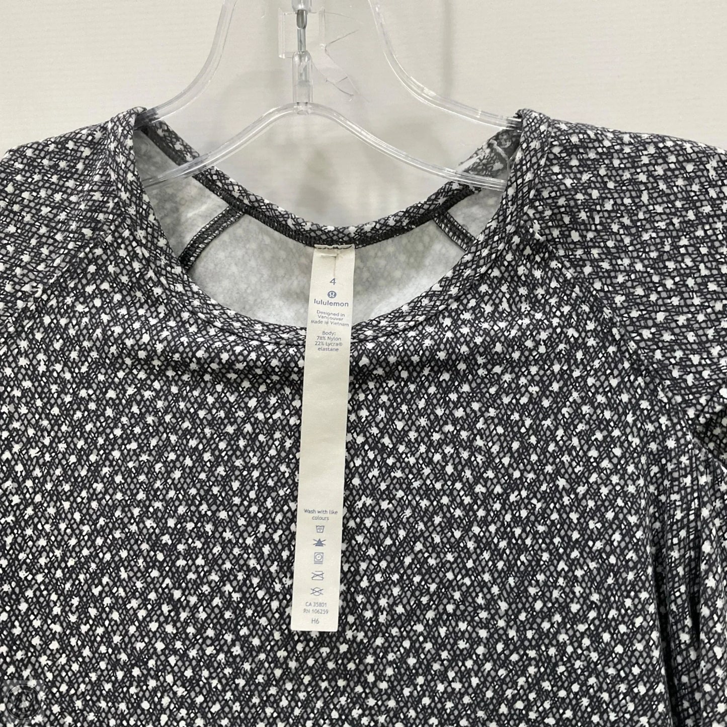 Athletic Top Long Sleeve Collar By Lululemon In Black & White, Size: 4