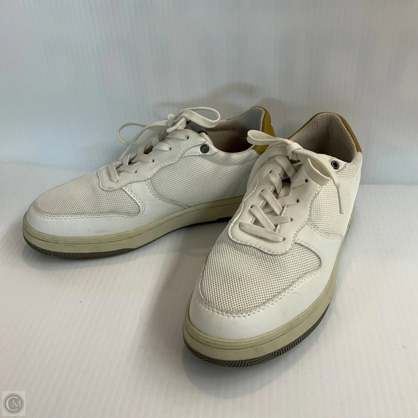 Shoes Sneakers By Vuori In White & Yellow, Size: 5.5