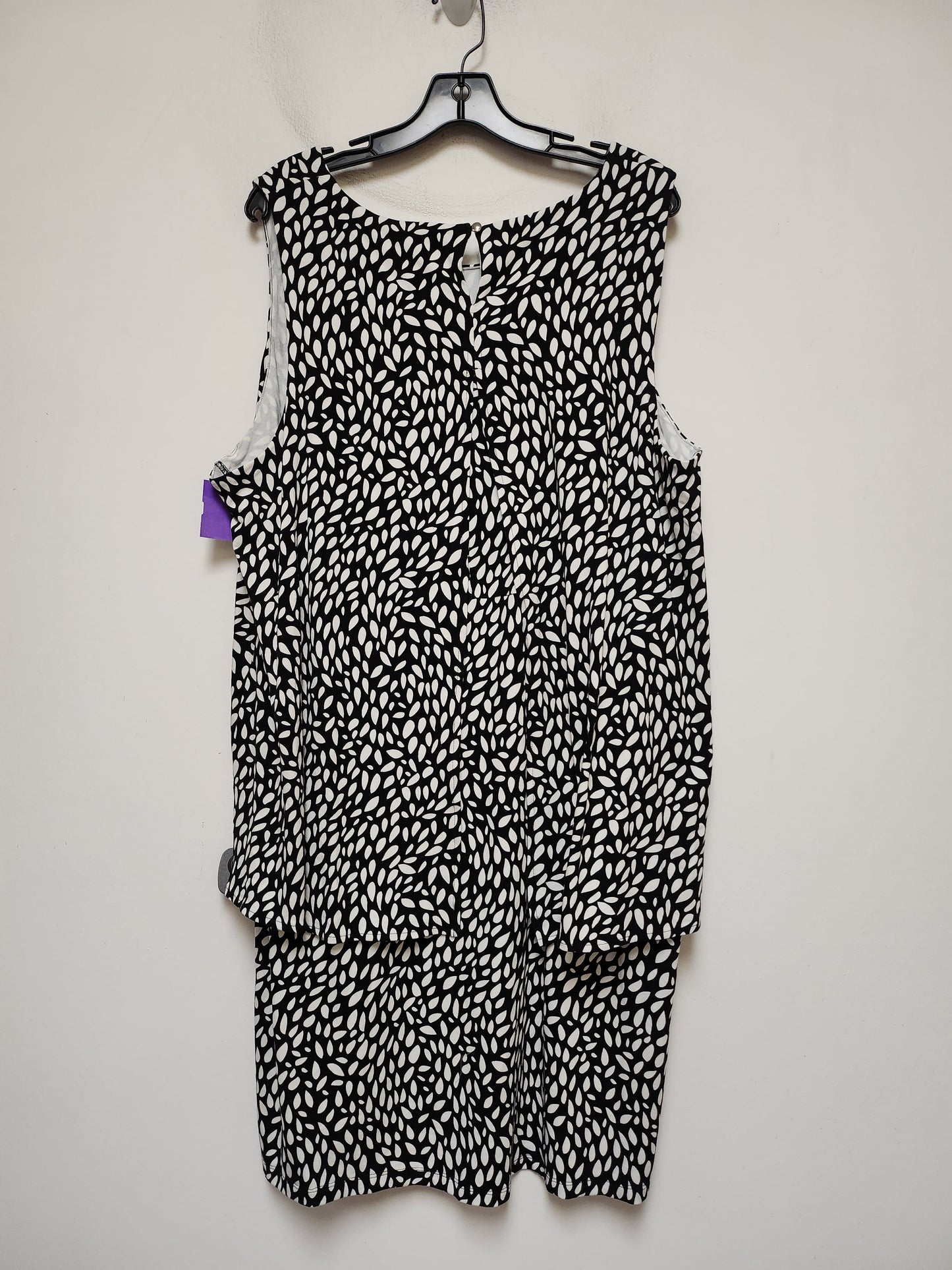 Black & White Dress Casual Short Chicos, Size 2x