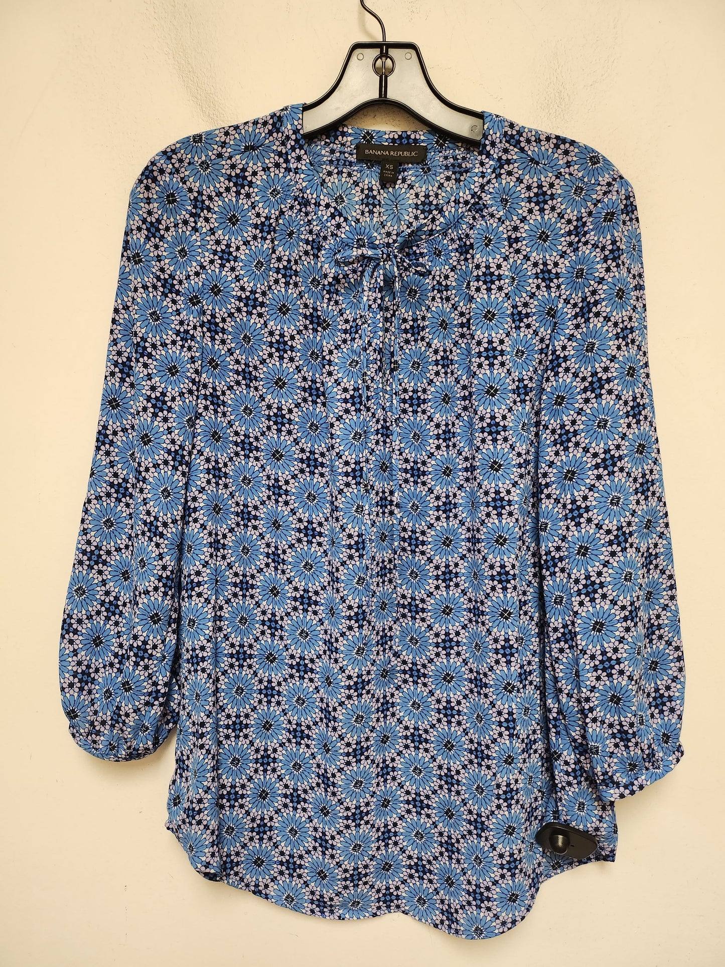 Top Long Sleeve By Banana Republic In Blue, Size: Xs