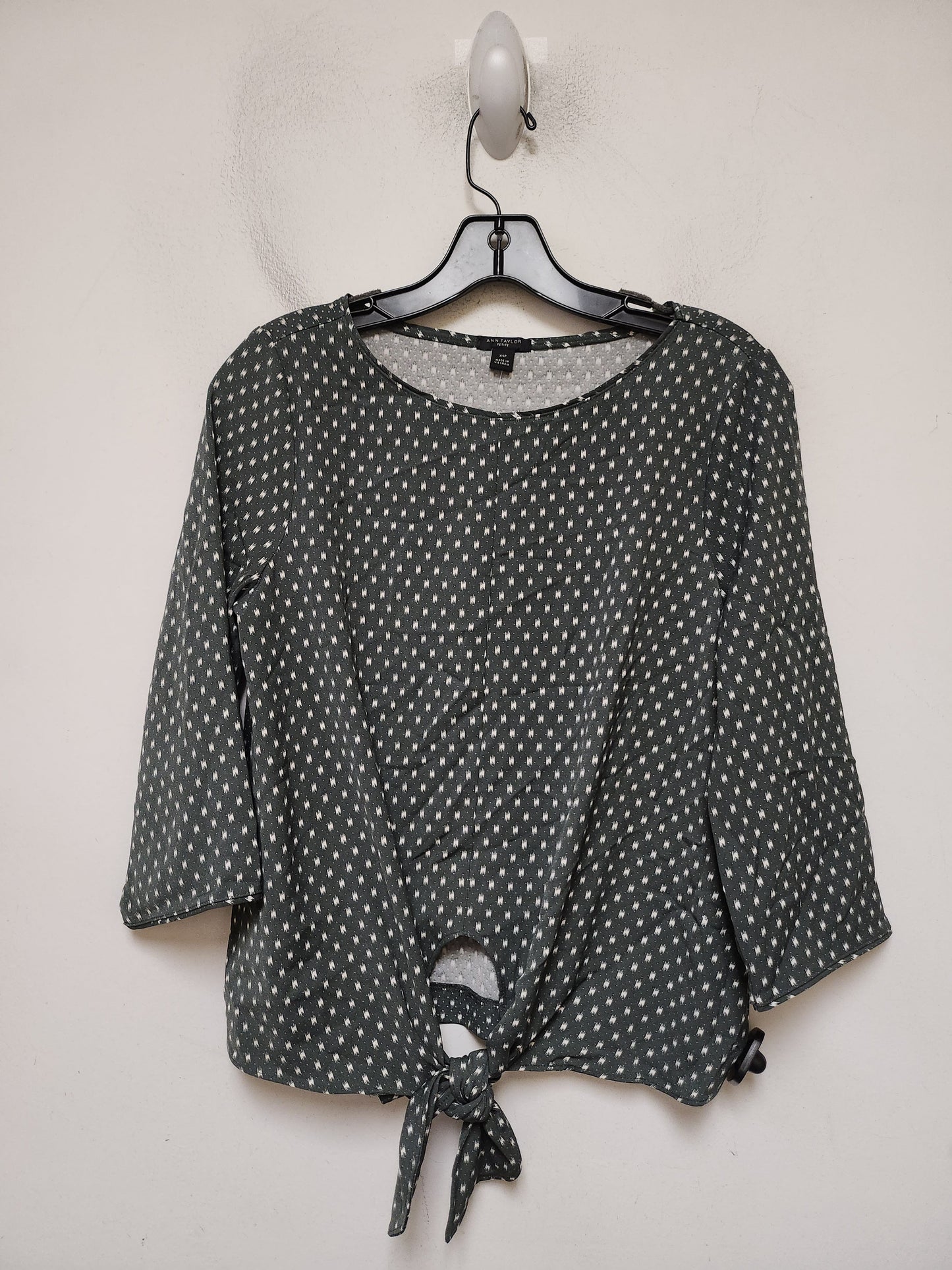 Top Short Sleeve By Ann Taylor In Grey & White, Size: Xsp