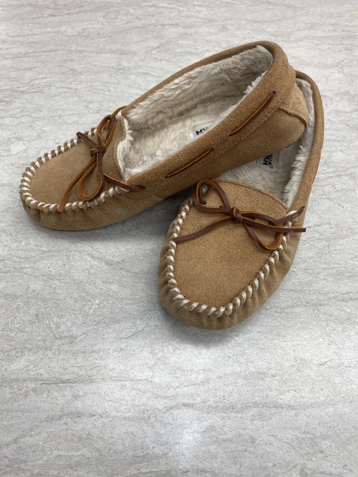 Shoes Flats By Minnetonka In Tan, Size: 8