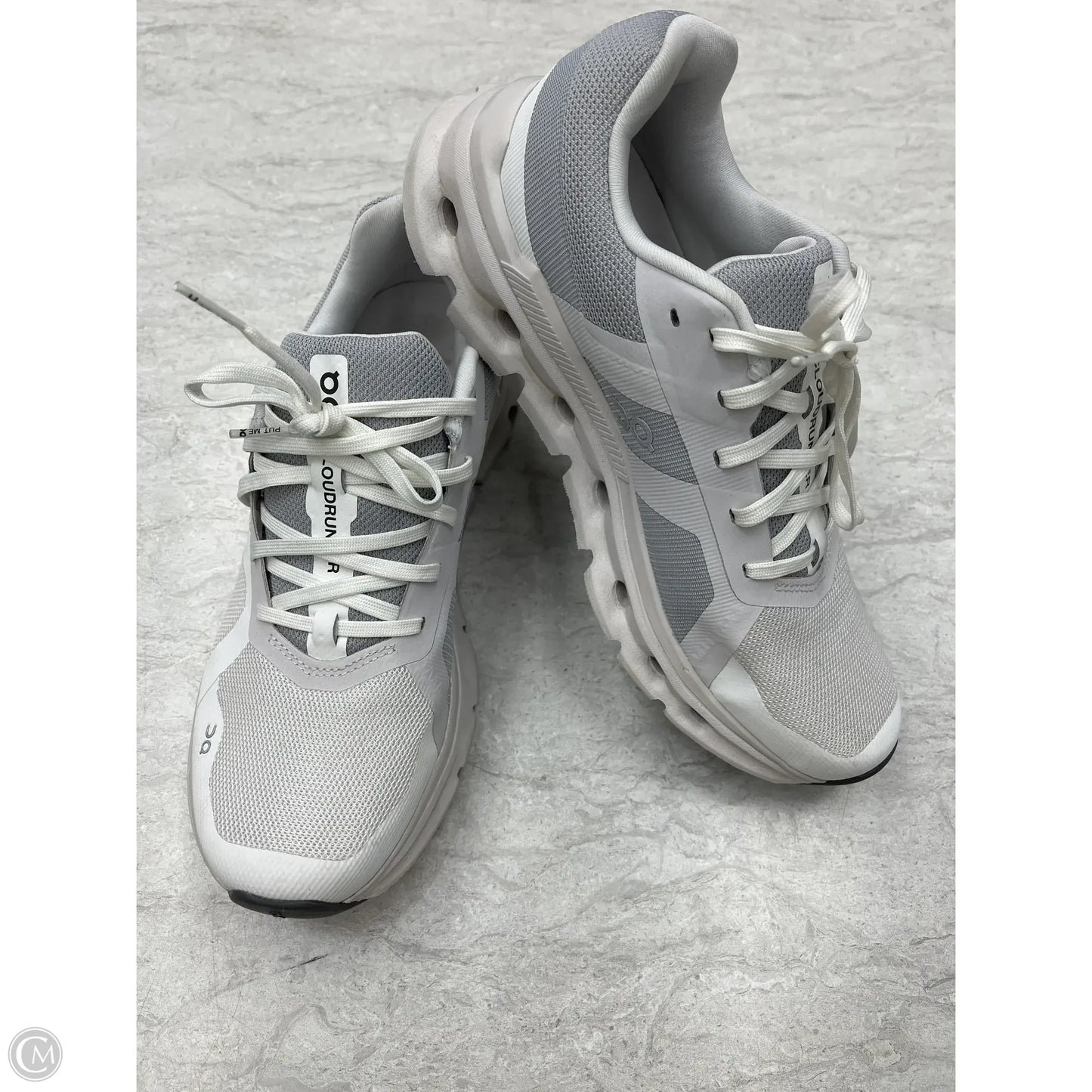 Shoes Athletic By Clothes Mentor In Grey & White, Size: 7.5