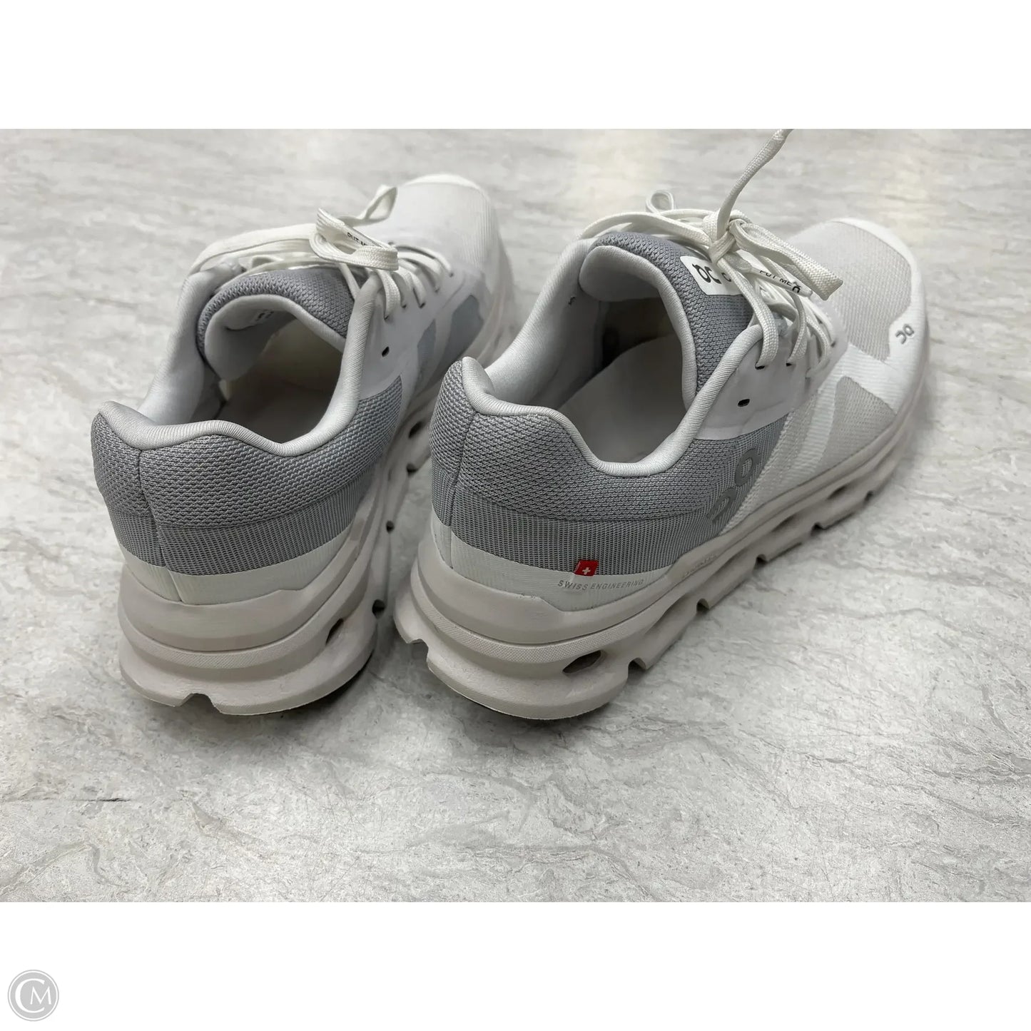 Shoes Athletic By Clothes Mentor In Grey & White, Size: 7.5