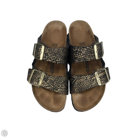 Sandals Flats By Birkenstock In Black & Gold, Size: 6
