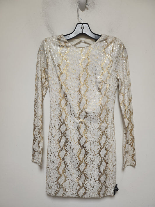 Dress Party Short By Clothes Mentor In Gold & White, Size: S